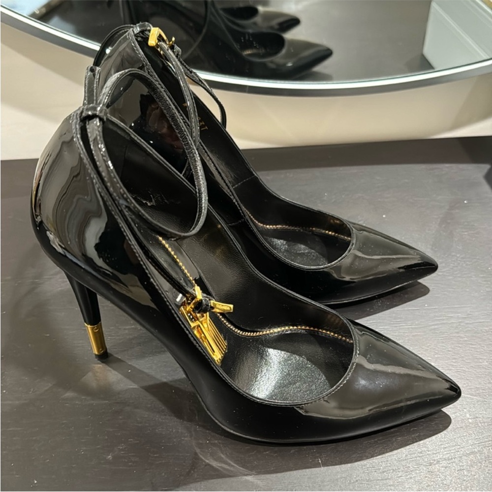 Tom Fort Lock Key Heels 😍 - Picture 3 of 6